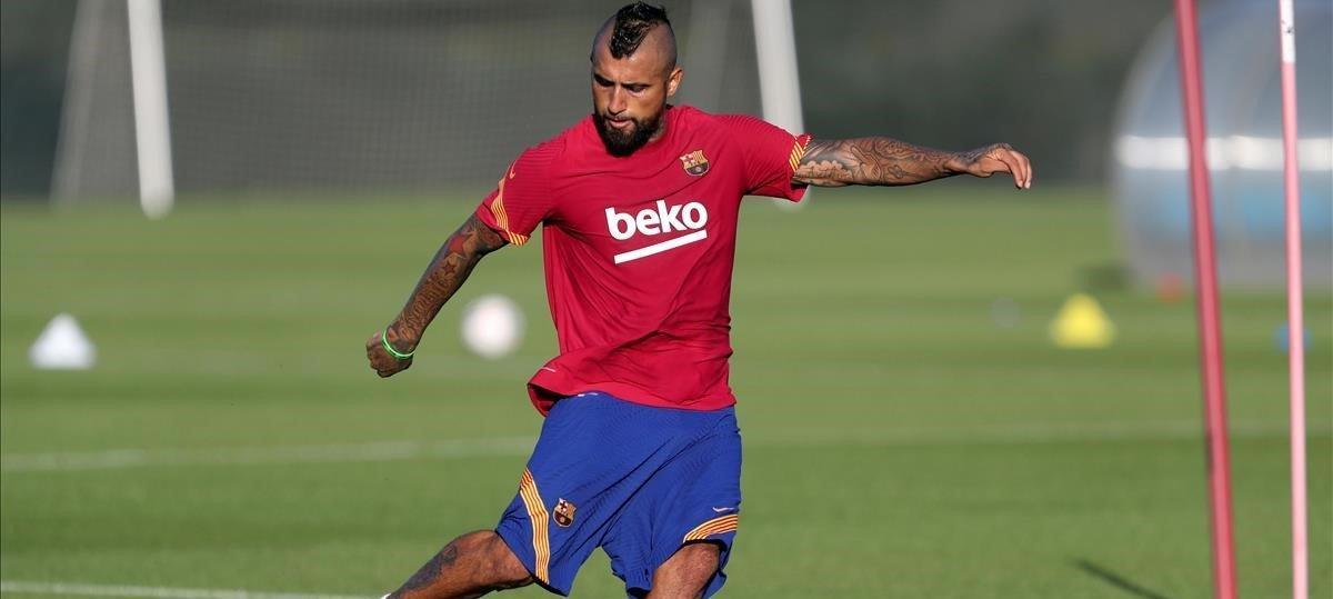 Arturo Vidal, en su primer entrenamiento con el Barça de Koeman