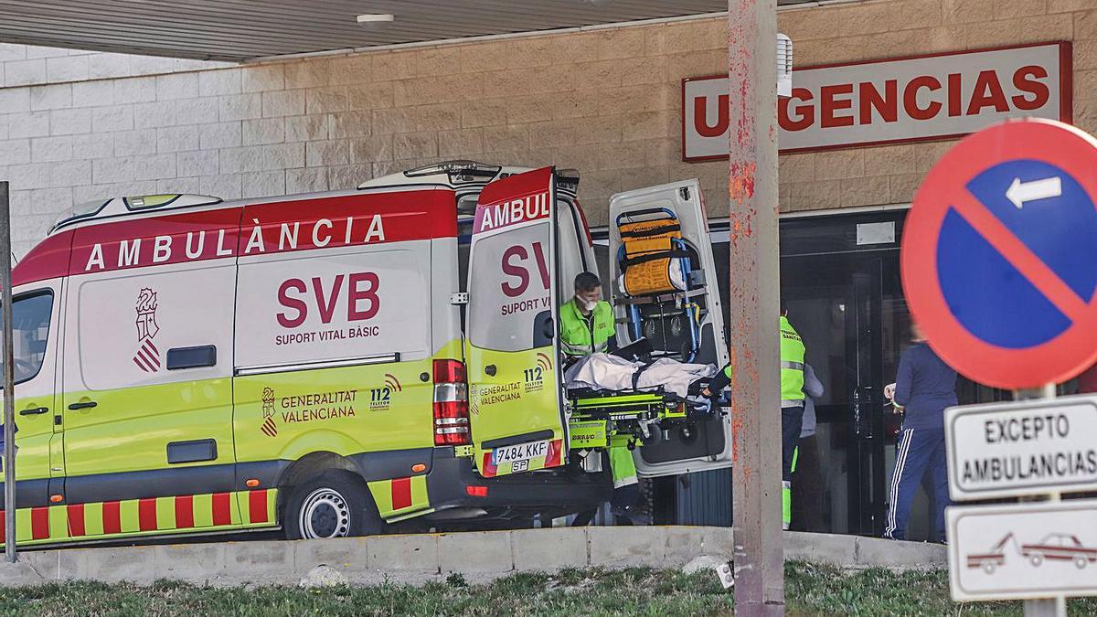 Una ambulancia traslada a un enfermo a Urgencias del Hospital Vega Baja.