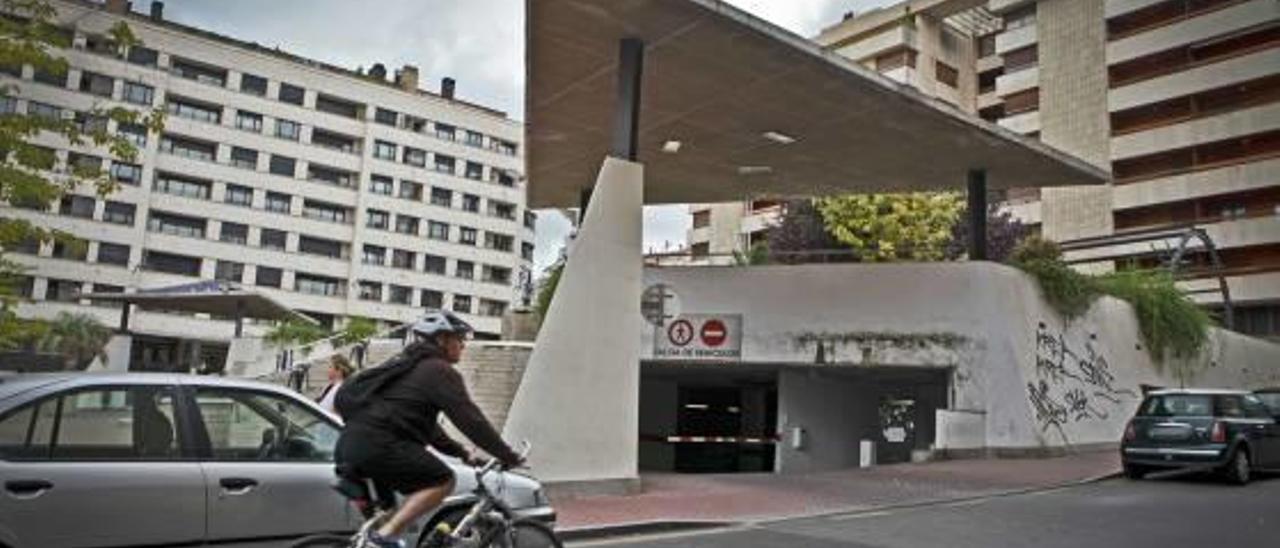 La plaza de la Rosaleda lleva doce años a la espera de la reforma.