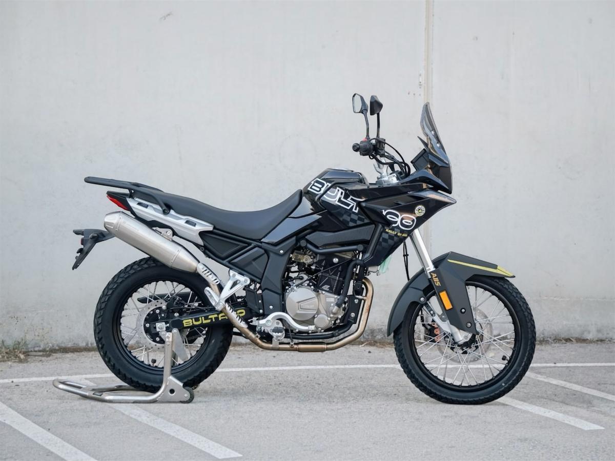 El objetivo declarado es conseguir una moto accesible, fiable y divertida de conducir, con personalidad propia y un comportamiento dinámico