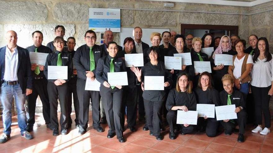 Los alumnos del taller de empleo de Soutomaior y Pazos, ayer, posan con sus diplomas. // FdV