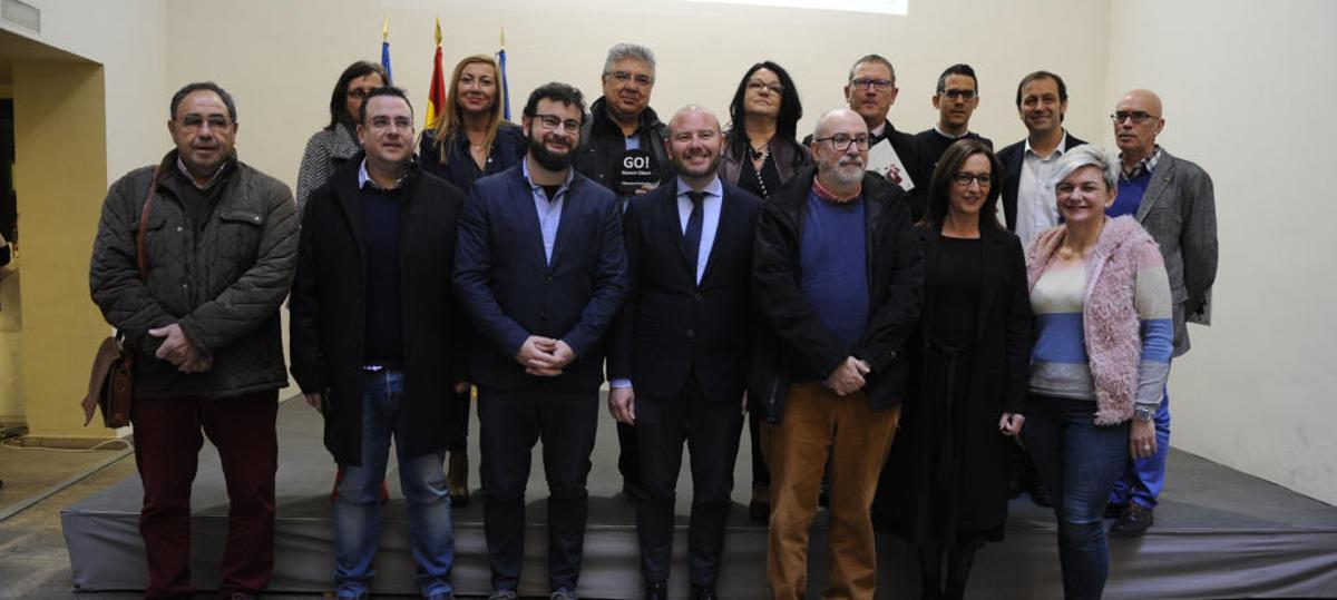 Los premiados esta mañana en el patio de la Scala de la diputación.