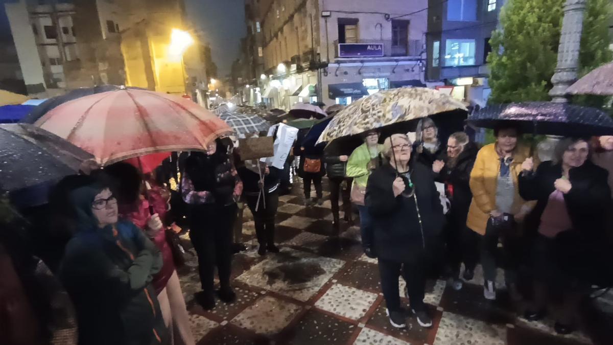 Una vista de la plaza. La protesta quedó deslucida por la lluvia.