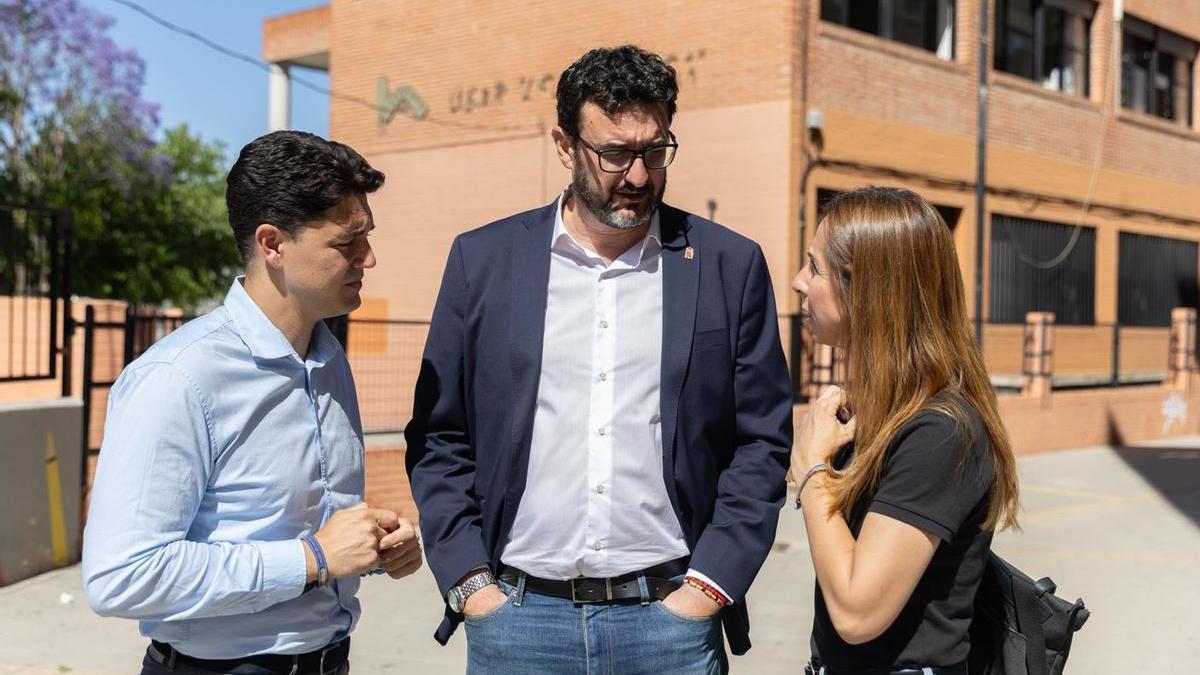 Juan Andrés Torres, Ginés Ruiz y Esther Nevado, diputado regional y concejales socialistas, en el CEIP Los Álamos de Murcia.