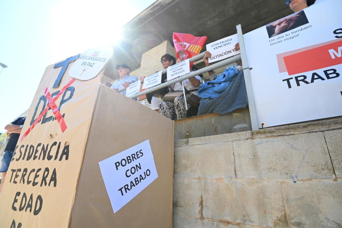 Protesta llevada a cabo este viernes por la mañana en la residencia de Altabix en Elche
