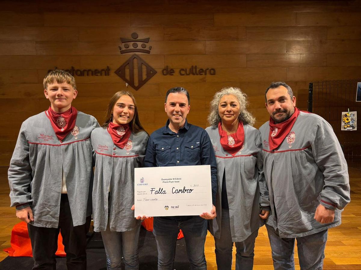 La falla Cambro recoge su primer premio.