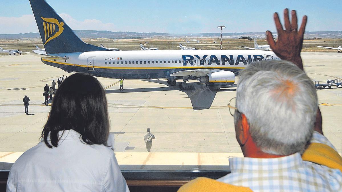 Uno de los primeros vuelos de Ryanair en el aeropuerto de Zaragoza, en el año 2005.