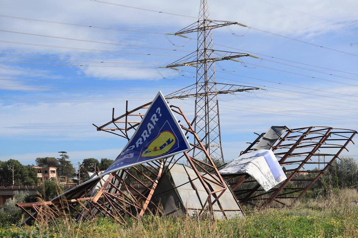 Un centenar de servicios devuelven la normalidad a Castellón tras el viento