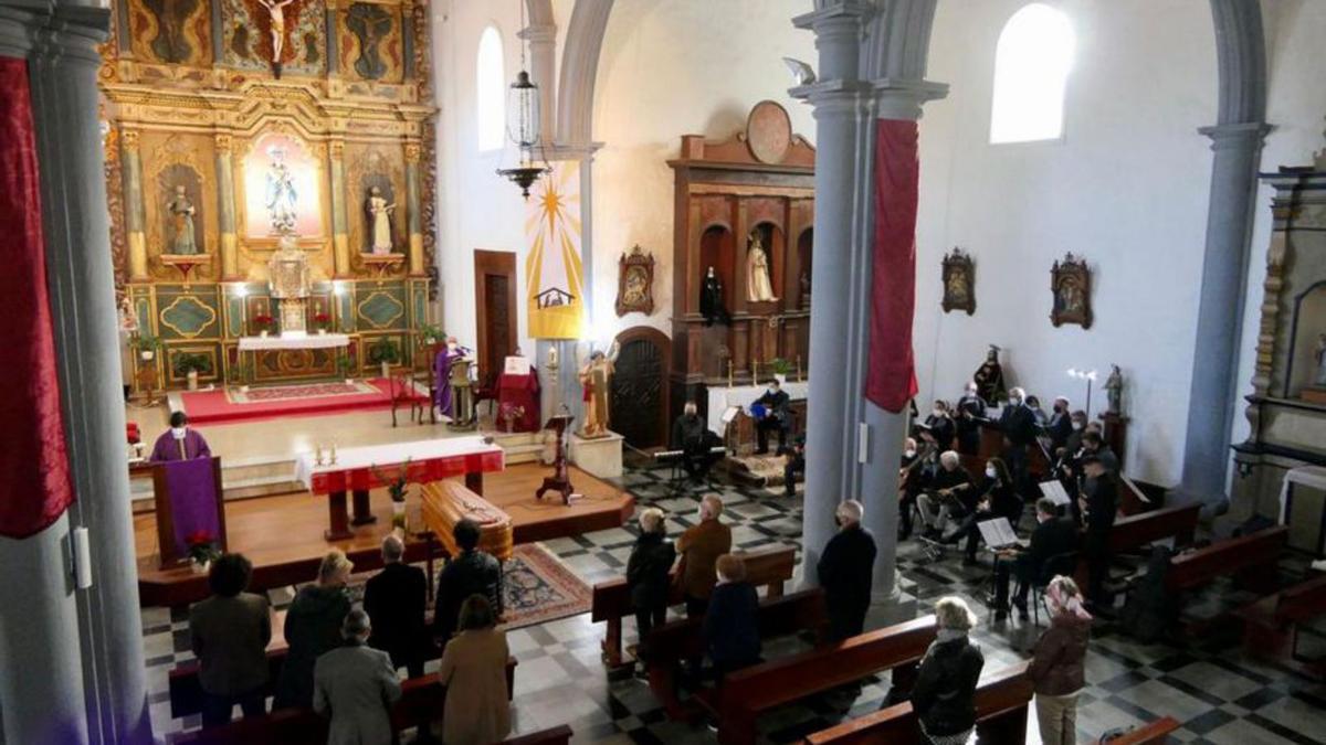 La comitiva junto al coche fúnebre y un momento del funeral de María Mérida. | | RAÚL ÁLAMO