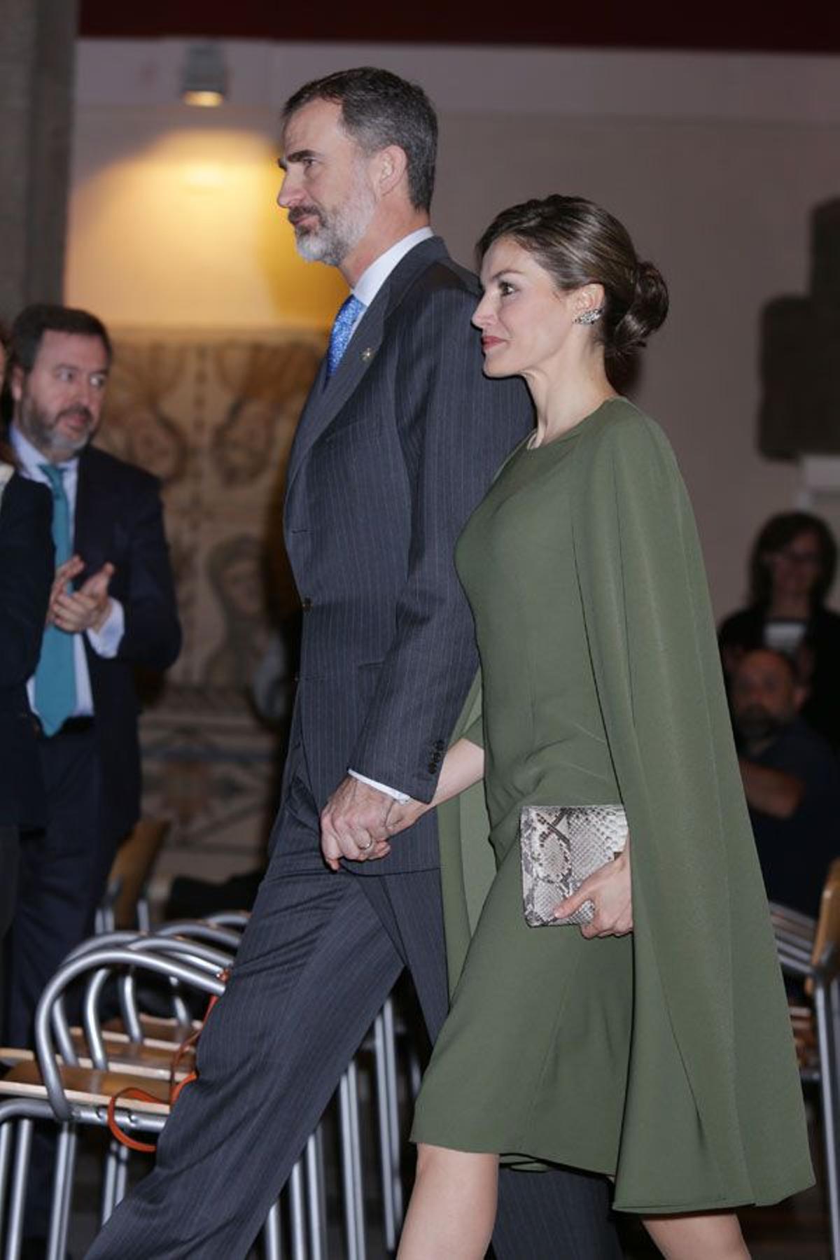 Detalle de la cartera estampada de Letizia Ortiz