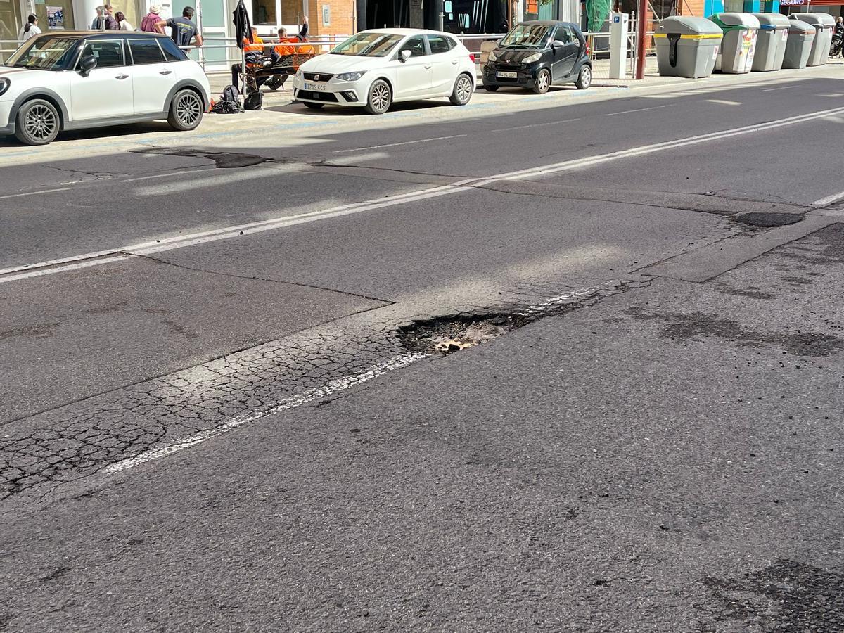 Socavón en la avenida Virgen de Luján (Los Remedios), causado por los efectos del temporal en las calles de Sevilla