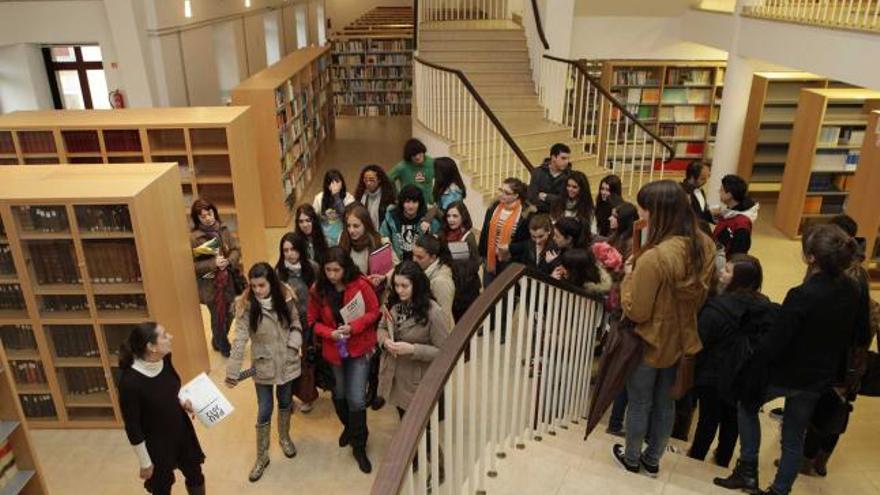 Estudiantes en una jornada de puertas abiertas en la Facultad de Comercio.