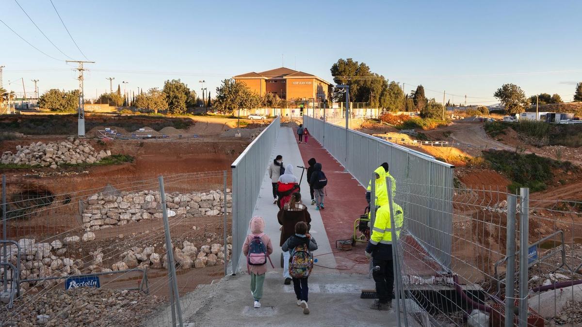 Apertura de la pasarela frente al colegio Juan XXIII de Torrent