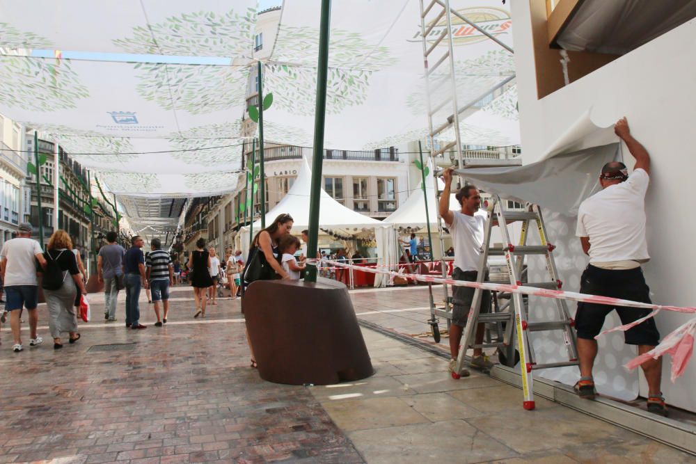 Las calles del centro de la ciudad y la plaza de la Constitución se ''visten'' para los días de fiesta que están a punto de llegar