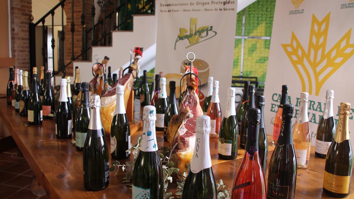 Bodegón con los jamones y cavas premiados en la edición de 2019.