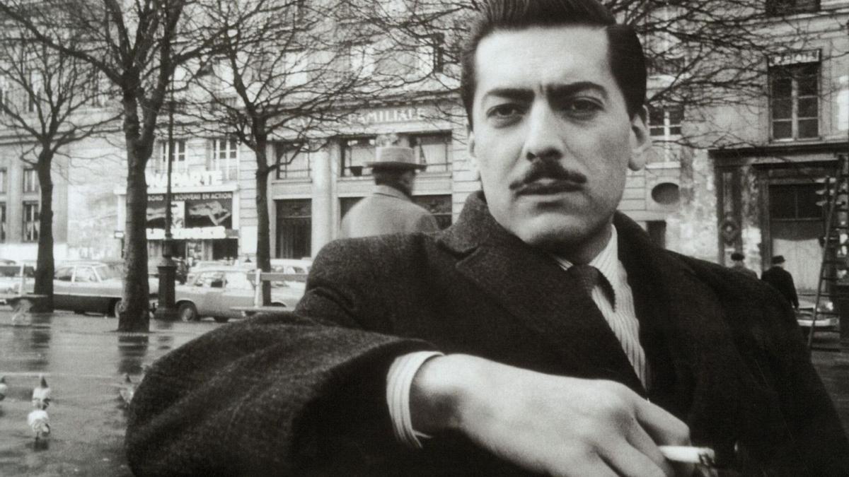 Mario Vargas Llosa, en París en 1961, del libroe ‘La libertad y la vida’. |
