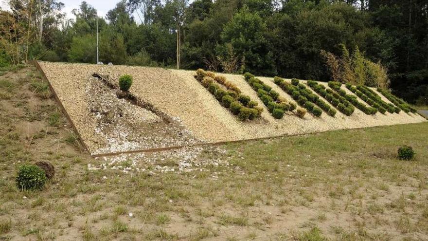 Parterre situado en el lugar de A Bandeira, en Silleda, que evidencia la disparidad de opiniones.