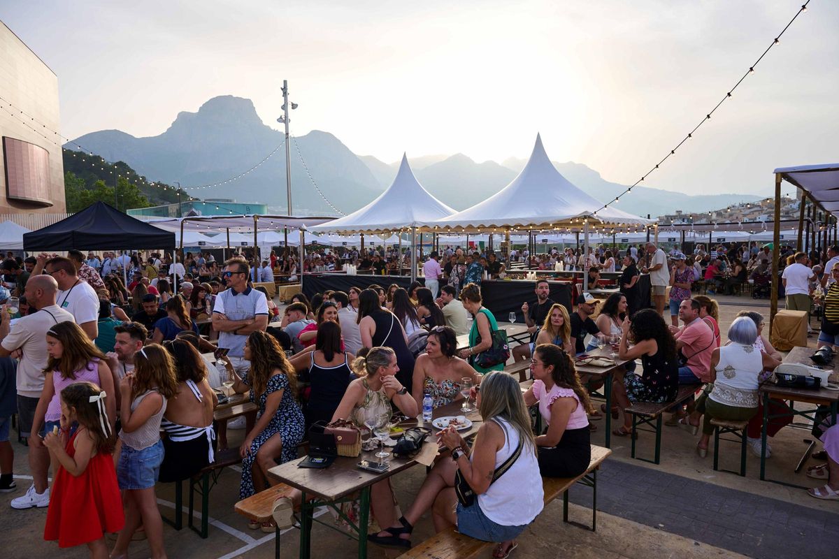 Público de todas las edades y de diferentes nacionalidades que disfrutaron de las catas Y de los diferentes puestos de gastronomía local.