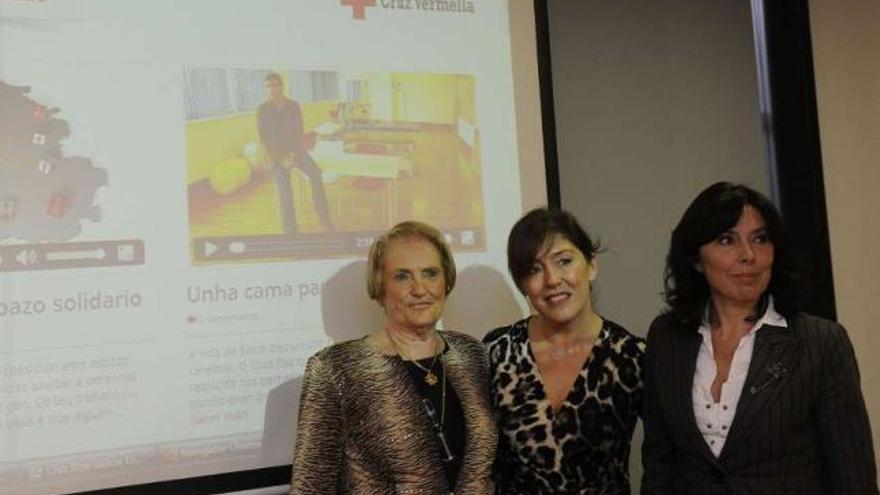 Carmen Colmeiro, Beatriz Mato y Mar Pereira, ayer, en la sede de Cruz Roja, en A Coruña. / carlos pardellas