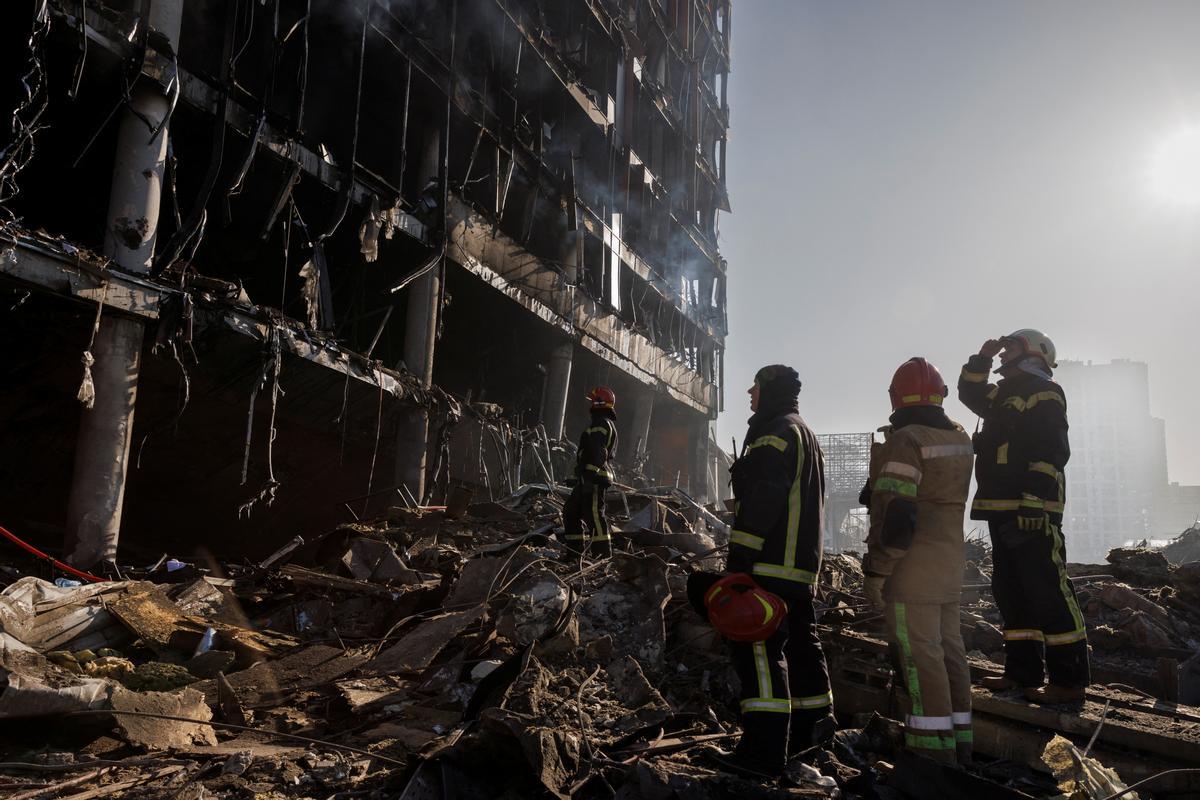 Los equipos de rescate observan el lugar de un atentado con bomba en un centro comercial en Kiev mientras continúa la invasión de Rusia a Ucrania,