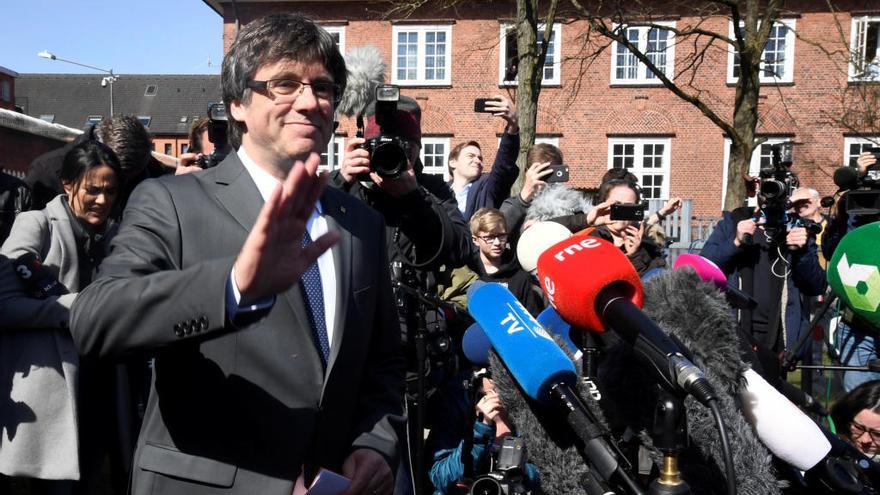 Carles Puigdemont, davant la premsa, en sortir de la presó.