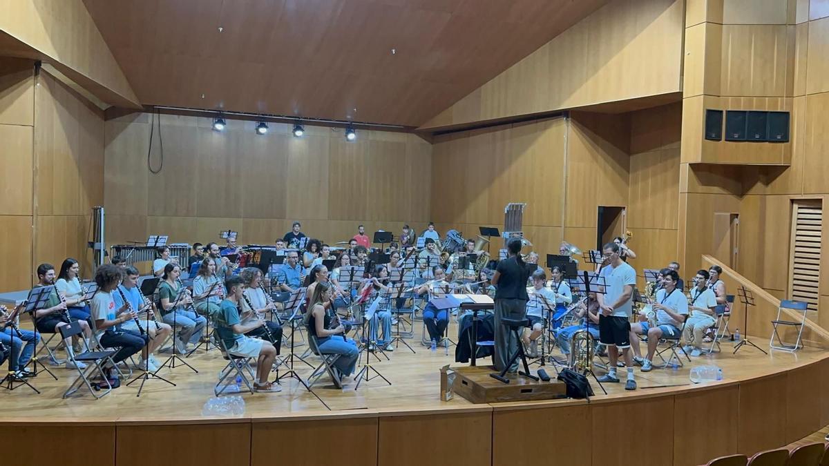 Jóvenes músicos de la federación de bandas durante un ensayo, esta semana.