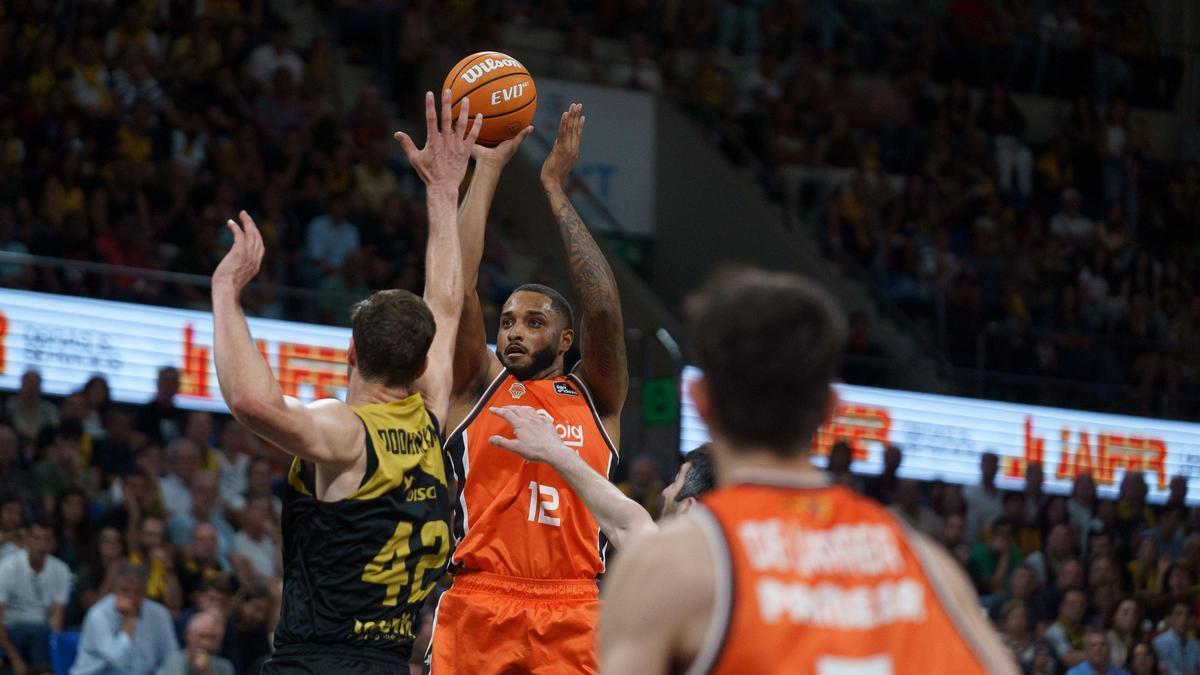 Joel Soriano realiza un tiro a canasta en su etapa en Valencia Basket.