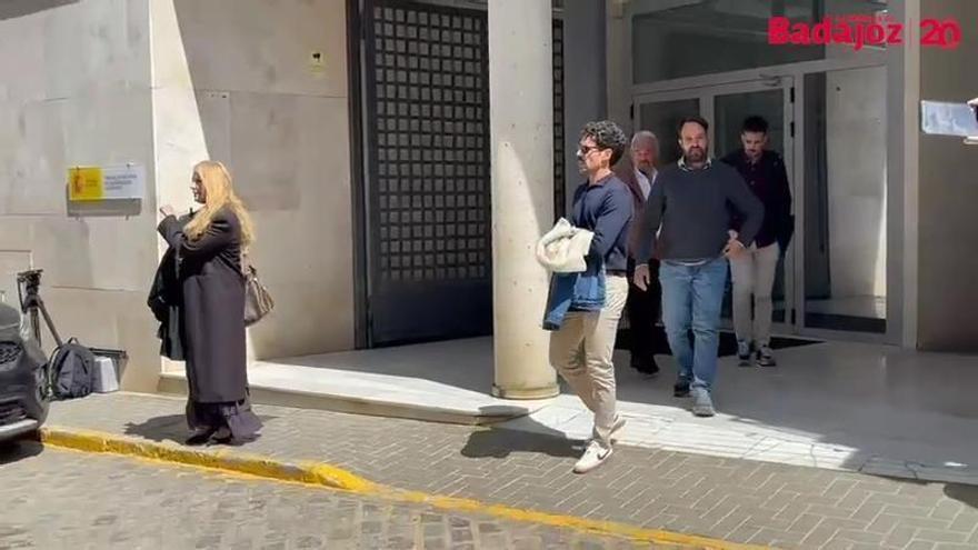 Vídeo | La familia de Francisca Cadenas sale del juzgado de Villafranca de Los Barros