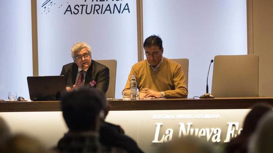 De izquierda a derecha, Jesús García y Venancio Martínez, ayer, en el Club Prensa Asturiana de LA NUEVA ESPAÑA.
