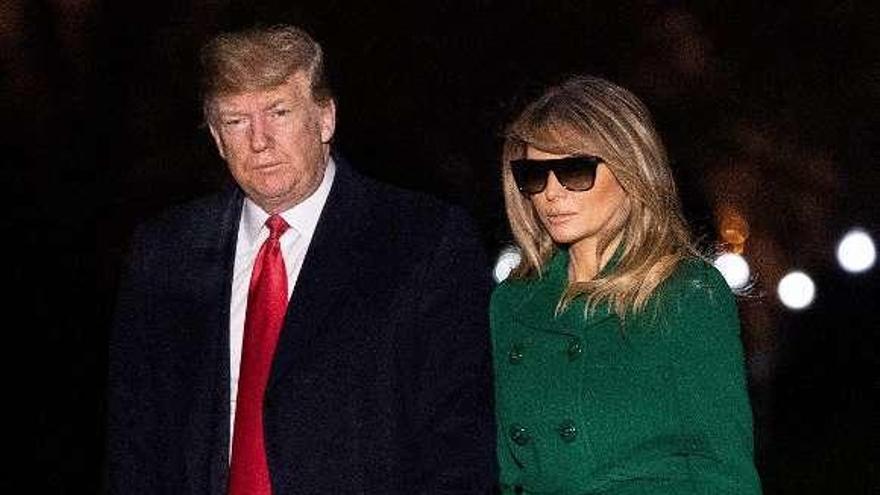 Trump y su esposa, Melania, a su regreso de su viaje a Irak. // AFP