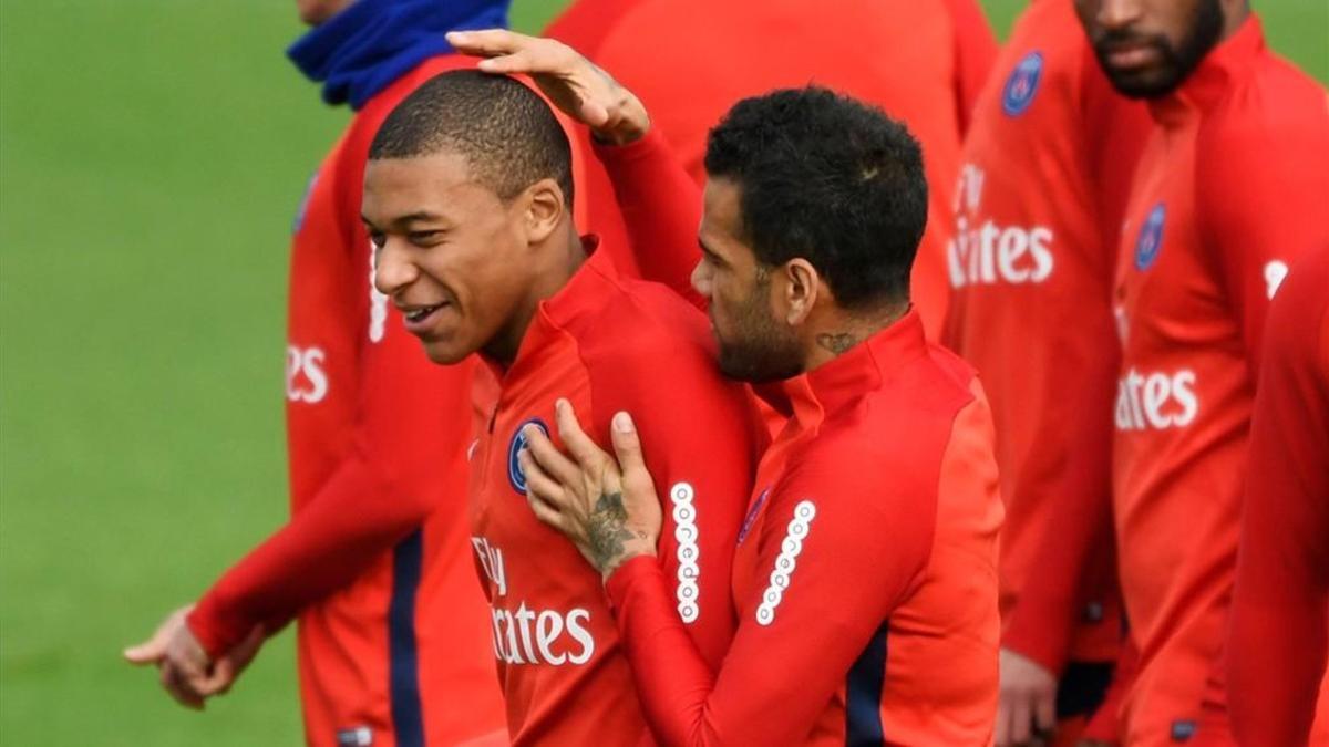 Dani Alves bromea con Mbappé en el entrenamiento del PSG