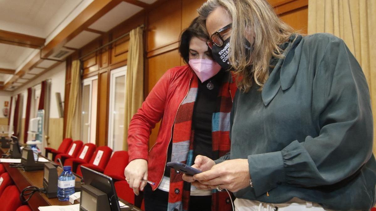 Eva Timoteo e Isabel Albás, en el último pleno de la primera.