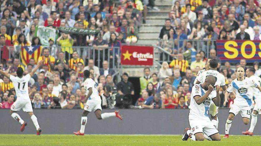 Salomão, a la izquierda, celebra con los brazos en alto el gol que marcó en el Camp Nou y que supuso la permanencia la pasada temporada.