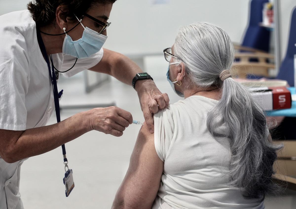 Una mujer es vacunada con la vacuna de AstraZeneca contra el Covid-19 en el Hospital de Emergencias Enfermera Isabel Zendal, a 8 de abril de 2021, en Madrid (España). La Comisión de Salud Pública se ha reunido este jueves para analizar la posibilidad de administrar en España la vacuna contra el coronavirus desarrollada por la compañía AstraZeneca a las personas mayores de 65 años. La reunión se produce un día después de que el pleno del Consejo Interterritorial del Sistema Nacional de Salud (CISNS) acordase suspender la inoculación de esta vacuna en los menores de 60 años. 08 ABRIL 2021;ASTRAZENECA;COVID19;ZENDAL; Eduardo Parra / Europa Press (Foto de ARCHIVO) 08/4/2021 / ANCIANOS. MAYORES. TERCERA EDAD. COVID19. COVID-19. COVID - 19. 2019-NCOV . 2019 - NCOV. SARS-COV-2. SARS - COV - 2. SARSCOV2. CORONAVIRUS. PANDEMIA