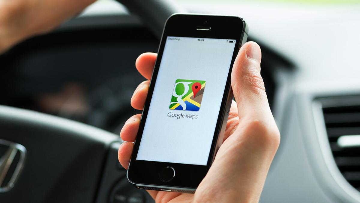 Una persona utilizando Google Maps mientras conduce