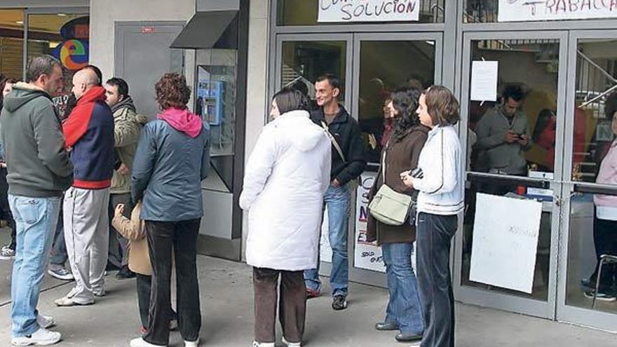 Un momento de la movilización de ayer ante los clausurados Cinebox de la Plaza Elíptica.