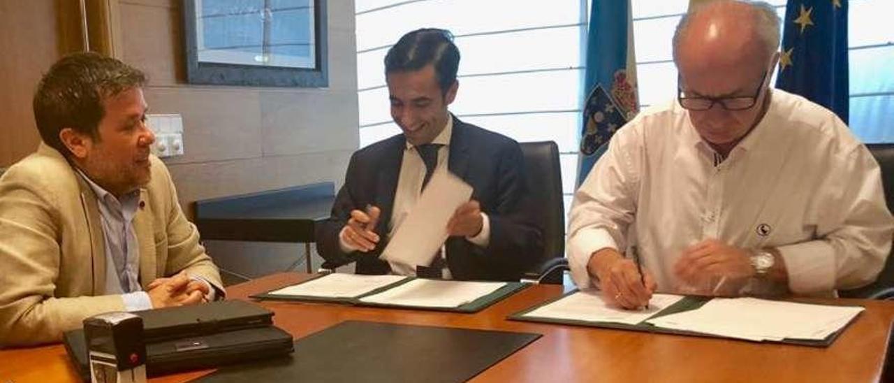 Rey Varela y Durán (dcha.) firmaron ayer el convenio de colaboración para el Club de Jubilados. // FDV