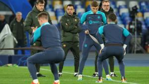 Xavi Hernández dirige el entrenamiento del Barça en el Stadio Diego Armando Maradona.