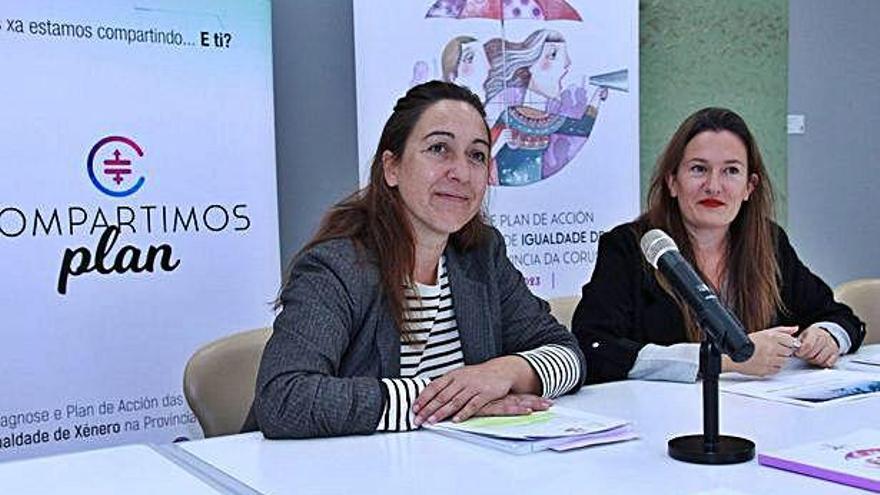La diputada de Igualdade, María Muíño (izq.), y la técnica Eva Ovenza, ayer durante la presentación del plan.