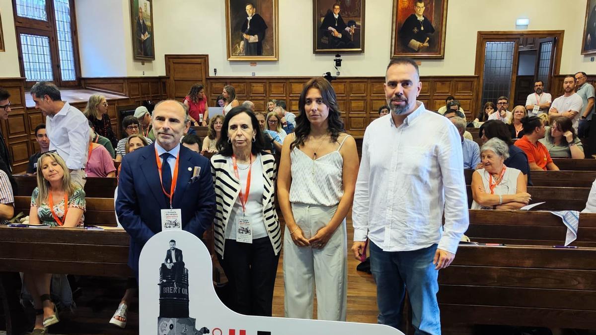 Por la izquierda, Ignacio Villaverde y María Emilia Casas con Alba García Torres (directora académica de la Escuela de Verano) y José Manuel Zapico (secretairo general de CCOO Asturias)..