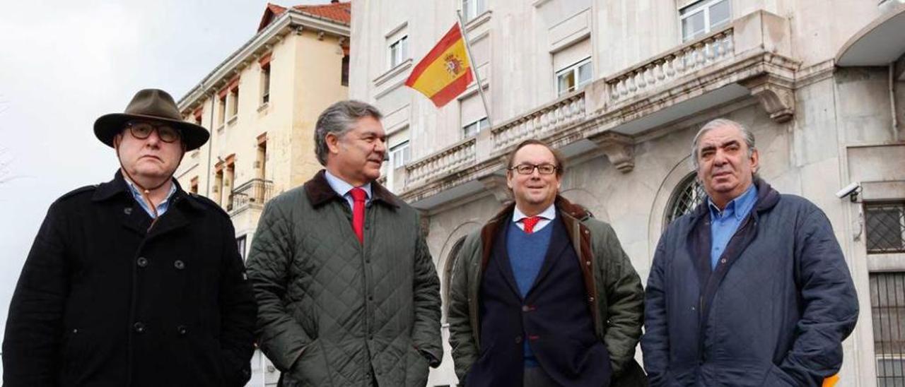 Cueto Felgueroso, junto a la Comandancia Naval de Gijón.