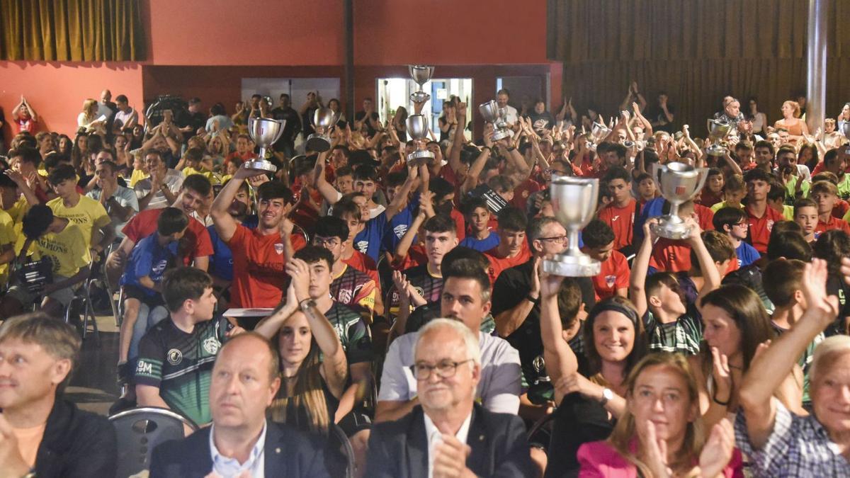 Perspectiva de la Sala 2 de Gener amb bona part dels jugadors, tècnics i familiars que van acudir a rebre el reconeixement de la Federació Catalana de Futbol | ALEX GUERRERO
