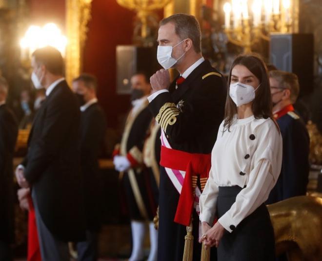 Detalle de la original camisa blanca que la reina Letizia ha escogido para la Pascua Militar 2021