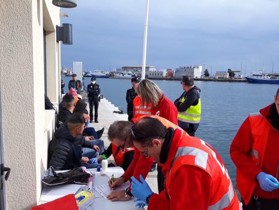 Una patera con nueve inmigrantes llega a la isla de Tabarca y Santa Pola