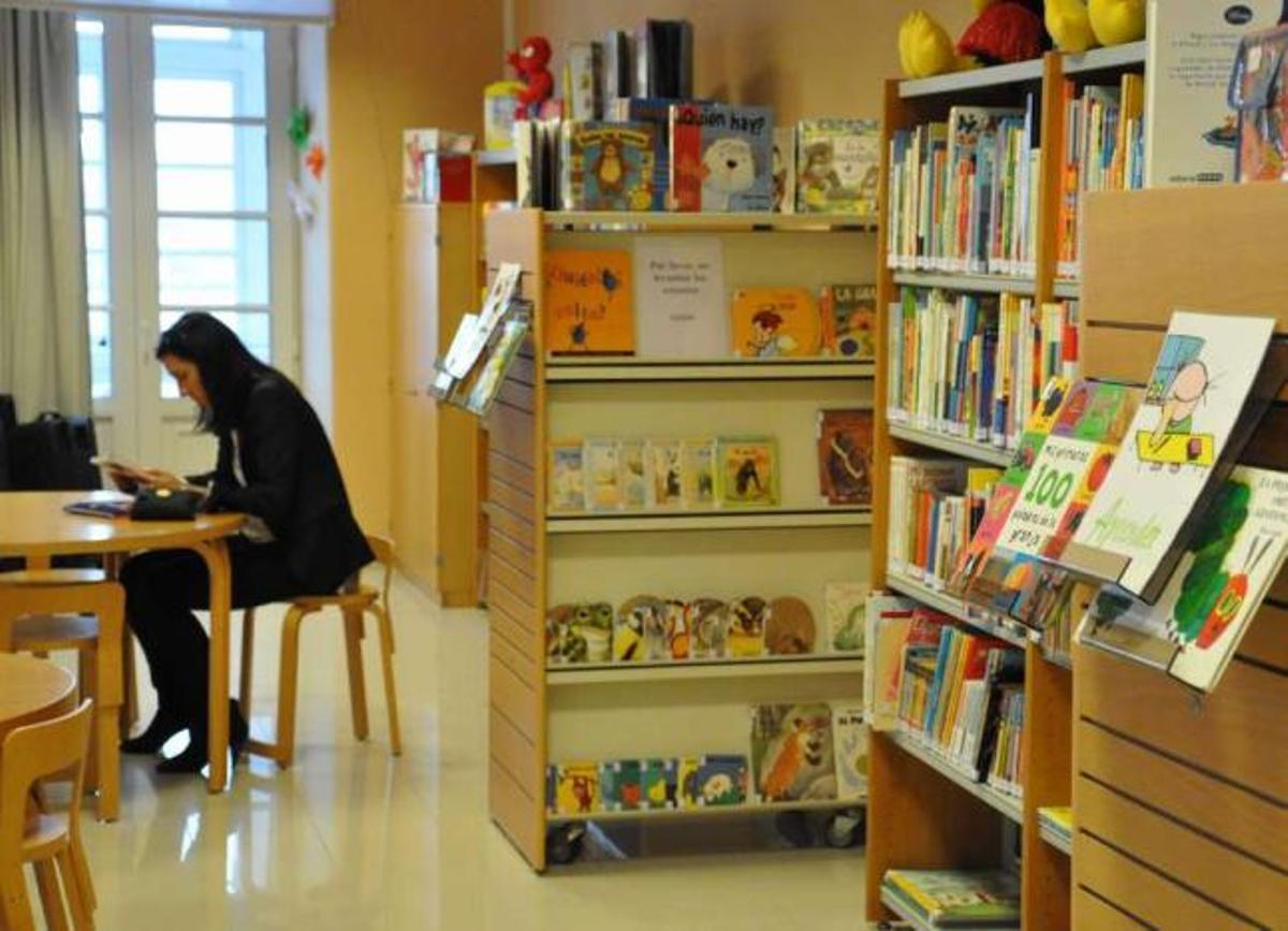 Una usuaria ojea, ayer, un libro en la Biblioteca Provincial de la Diputación. / alejandro sierra