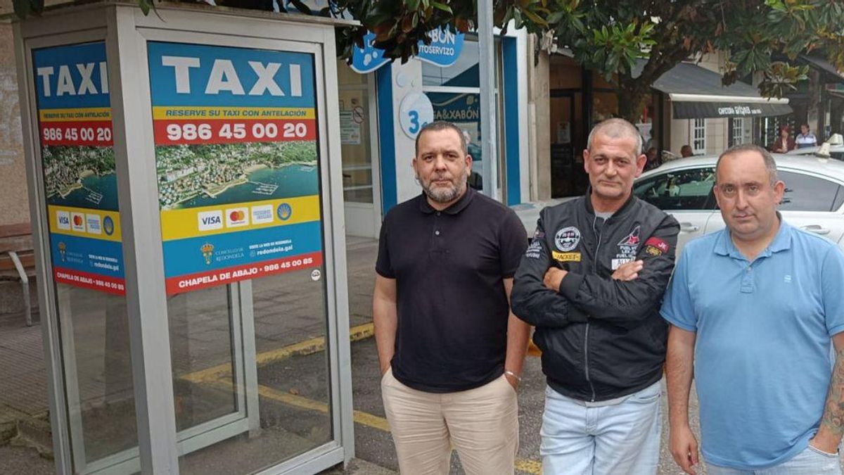 Tres taxistas de Chapela, ayer, junto a la cabina de la parada de la Avda. de Redondela.