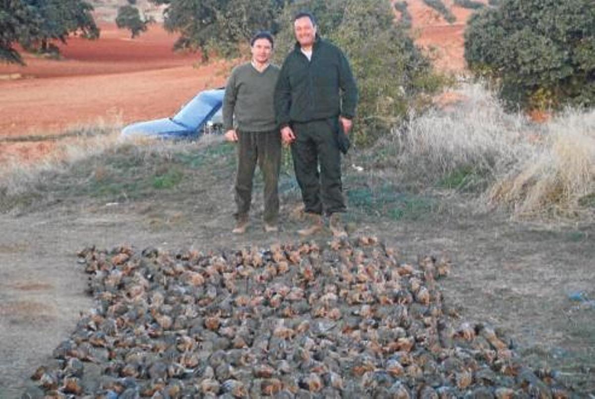 Serafín Castellano y el empresario Vicente Huerta posan exhibiendo como trofeos las perdices abatidas.