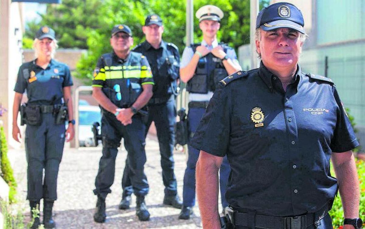 El inspector jefe Santos, en la comisaría de Playa de Palma, con un grupo de agentes españoles, holandeses y alemanes. | GUILLEM BOSCH
