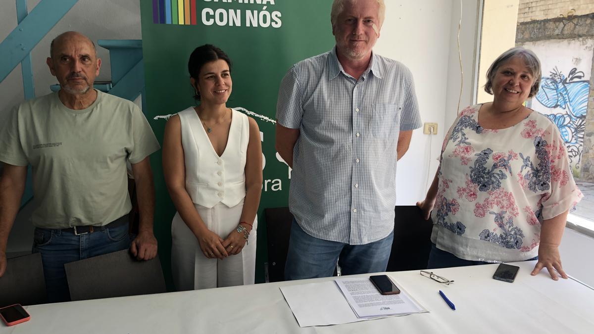 Por la izquierda, los ediles electos de Nós Pobra José Carlos Vidal, Estefanía Ramos y Lois Piñeiro y la exedil Charo Varela.