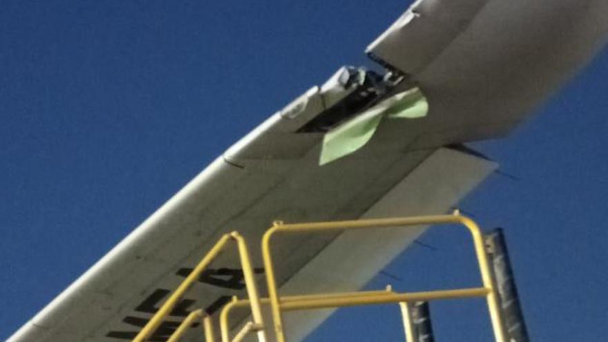 Un avión impacta con el ala contra un &#039;finger&#039; del aeropuerto de Ibiza